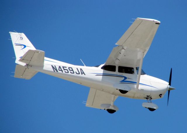 Cessna Skyhawk (N459JA) - Landing at Shreveports Downtown Airport.