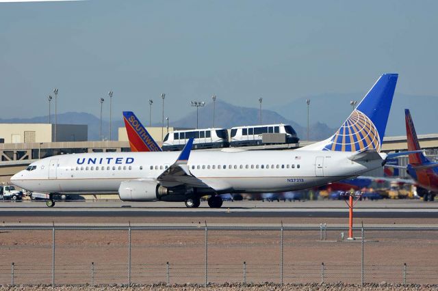 Boeing 737-800 (N27213) - United Boeing 737-824 N27213 at Phoenix Sky Harbor on January 17. It first flew on June 21, 1998. Its construction number is 28773. It was delivered to to Continental on July 14, 1998. It was merged into the United fleet on November 10, 2011 