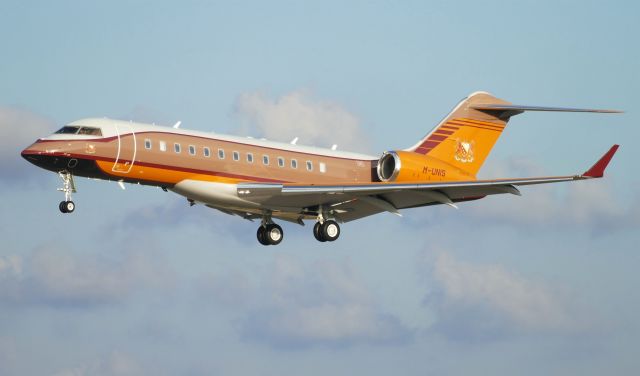 Bombardier Global Express (M-UNIS) - On landing RW31