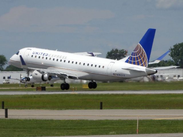 Embraer 170/175 (N742YX)