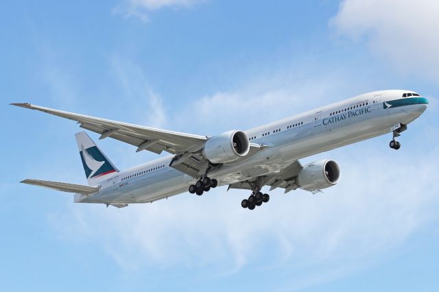 Boeing 777-200 (B-KPZ) - Approaching LHR.