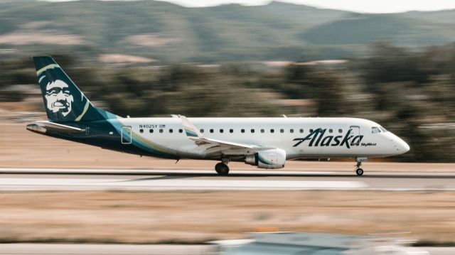 Embraer 175 (N402SY) - Photo of Alaska Airlines (SkyWest) E175 taking off 29, taken by @planesthetics (instagram).