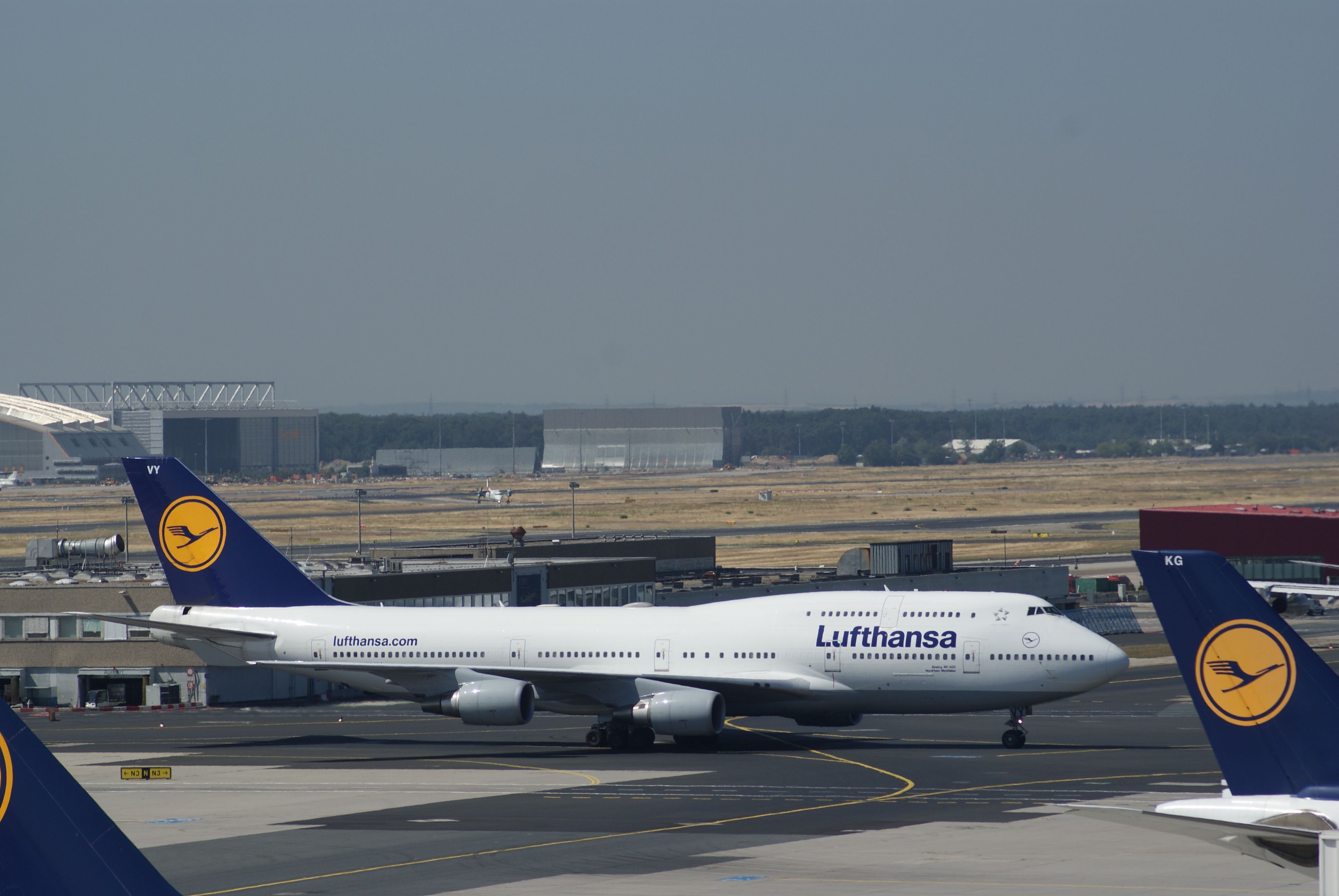 Boeing 747-400 (D-ABVY) - Lufthansa B747-430 cn29869