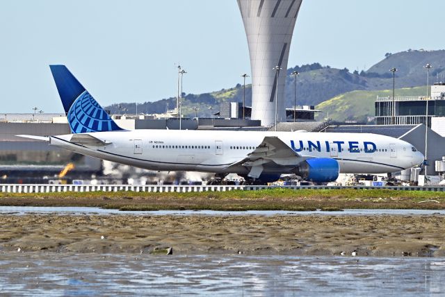 Boeing 777-200 (N209UA)