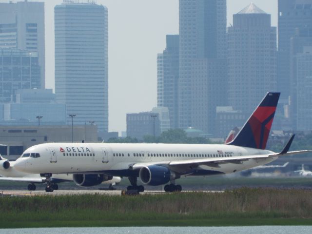 Boeing 757-200 (N900PC) - Runway 22R