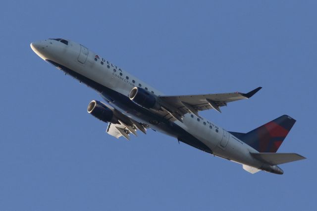 Embraer 175 (N217JQ) - RPA5798 departure to KDCA