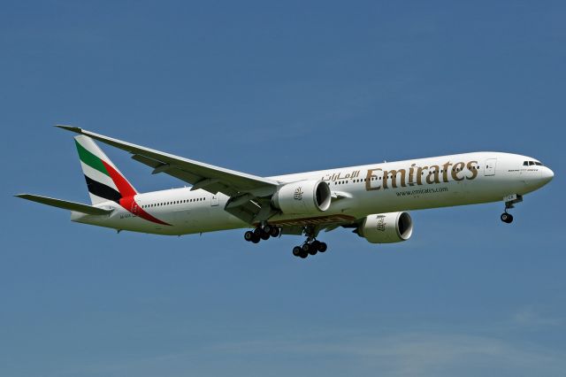 BOEING 777-300 (A6-ECK)