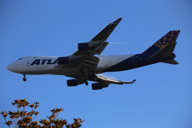 Boeing 747-400 (N477MC)