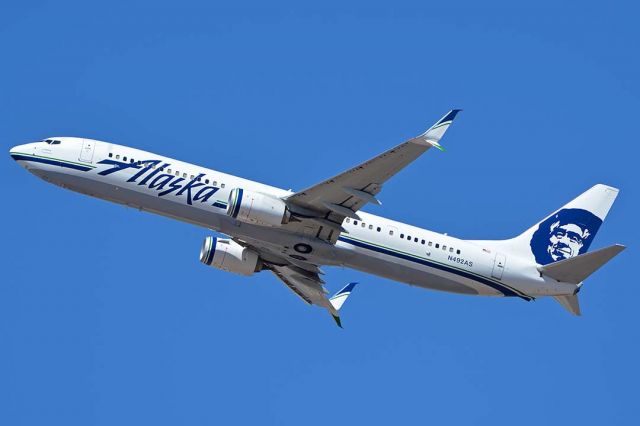 Boeing 737-900 (N492AS) - Alaska Boeing 737-990 N492AS at Phoenix Sky Harbor on September 16, 2017. It first flew on November 18, 2015. Its construction number is 44110. It was delivered to Alaska on December 8, 2015.