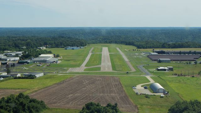 — — - On final for runway 04 at I69 (Clermont County) Airport