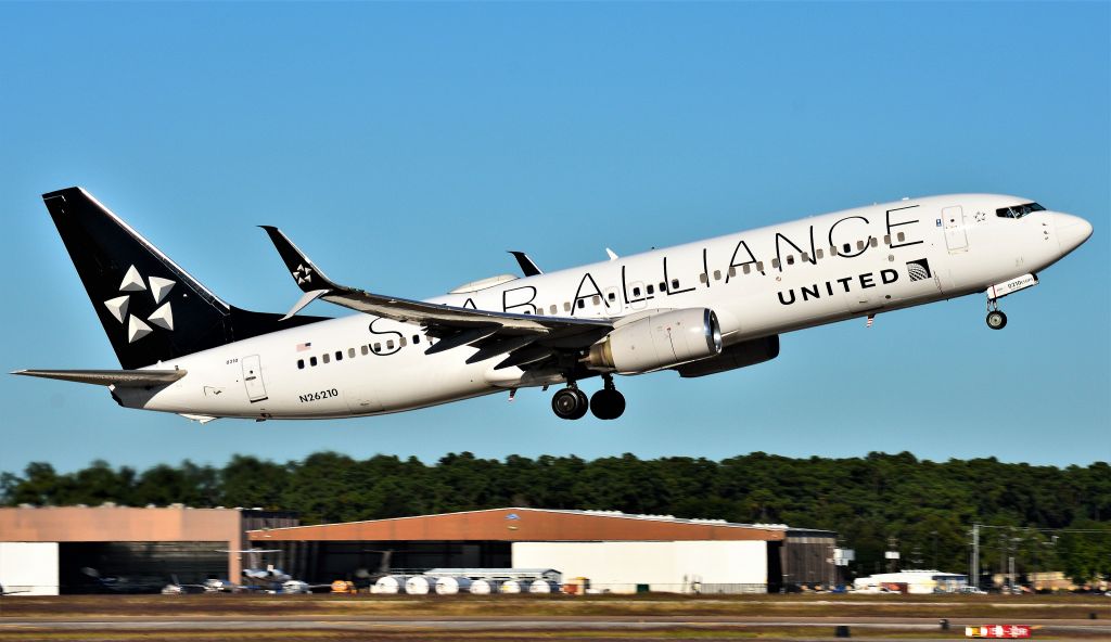 Boeing 737-800 (N26210)