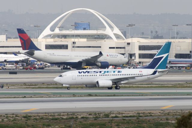 Boeing 737-700 (C-FZWS) - C-FZWS  Boeing  B737-76N  WJA  KLAX  20130305  4573