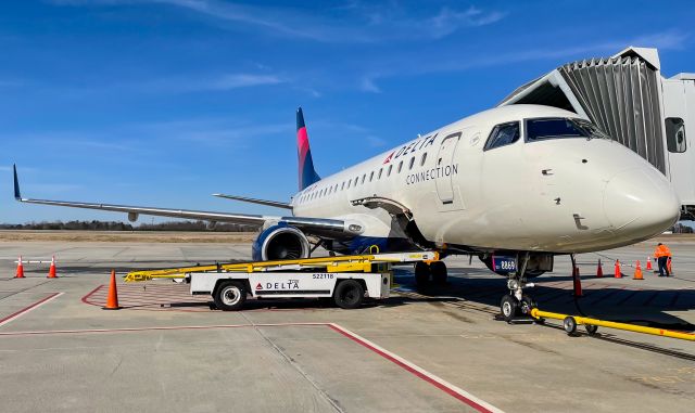 Embraer 170/175 (N869RW) - The small E170.  1/10/21.