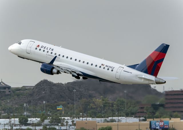 Embraer 175 (N635CZ)