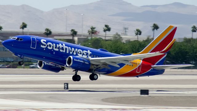 Boeing 737-700 (N7845A)