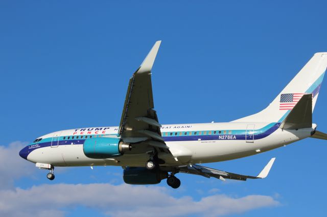 Boeing 737-700 (N278EA)