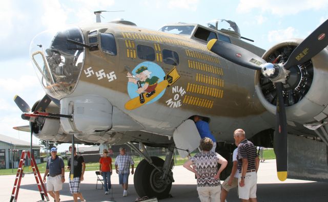 Boeing B-17 Flying Fortress (23-1909) - Bolton Field Columbus, Ohio