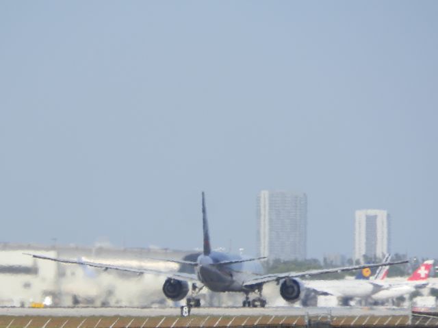 BOEING 777-200LR (N776LA)