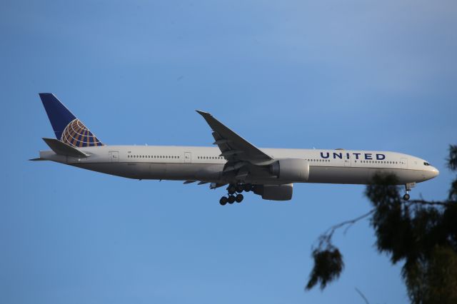 BOEING 777-300ER (N2645U)