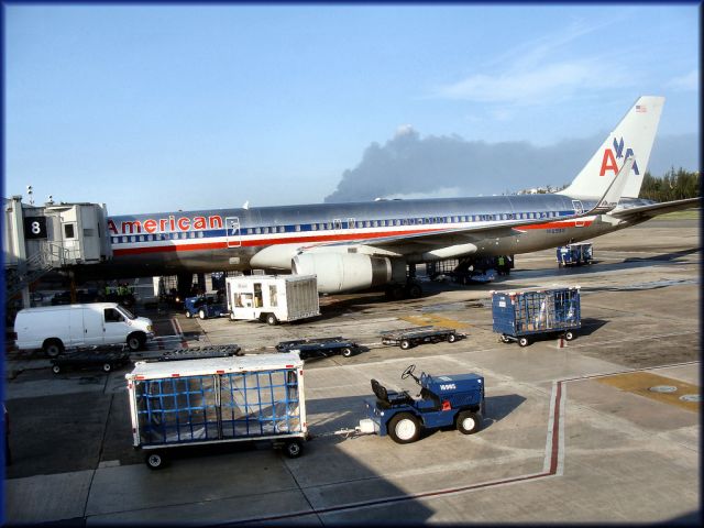 Boeing 757-200 (N189AN) - American Airlines Boeing 757-223 N189AN / 5EX (cn 32383/970)  Luis Munoz Marin International (SJU / TJSJ)  Photo: Tomas Del Coro 10-24-2009 At the distance, the smoke from the Gulf Explosion...