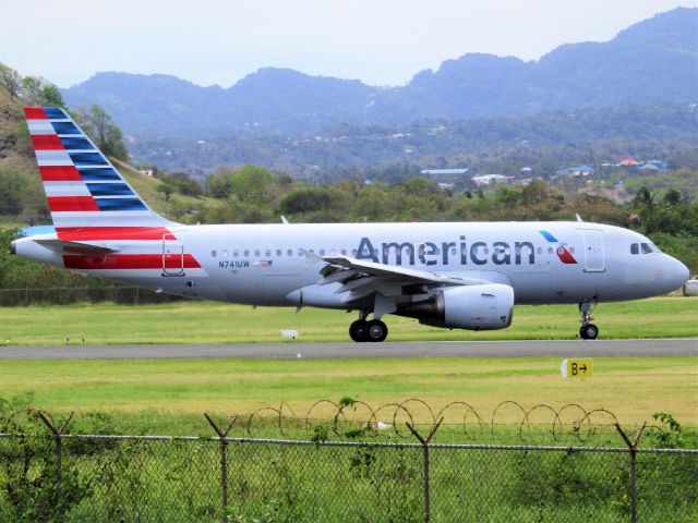 Airbus A319 (N741UW)