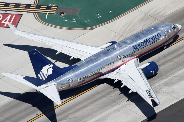 Boeing 737-700 (N851AM)