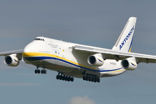 Antonov An-124 Ruslan (UR-82072) - Adelaide, South Australia, August 13, 2020. br /br /The sun broke through for a while and just at the right time as Flt ADB370F (Antonov Design Bureau) from Colombo, Sri Lanka came in on runway 05. 