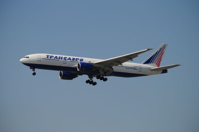 Boeing 777-200 (EI-UNV) - Note the cryllic titles as Transaero arrives the 24 complex side.