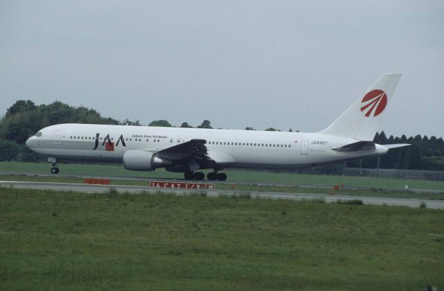 BOEING 767-300 (JA8987) - Departure at Narita Intl Airport Rwy16R on 1998/05/06