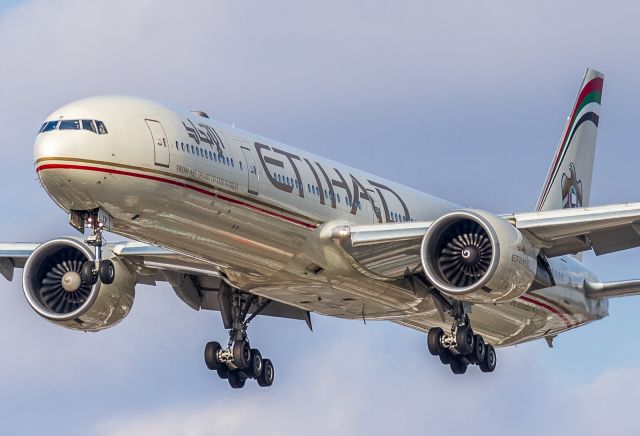 BOEING 777-300ER (A6-ETP) - Short finals