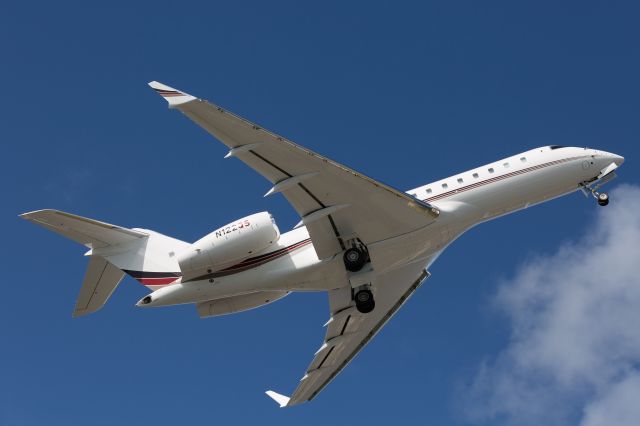 Bombardier Global 5000 (N122QS)