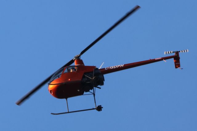 Robinson R-22 (C-GDPH) - C-GDPH Robinson R-22 Beta Québec Hélicoptères Inc. Survolant la ville de Lavaltrie QC. Le 15-11-2024 à 15:22.