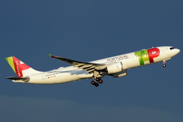 Airbus A330-300 (CS-TUH)