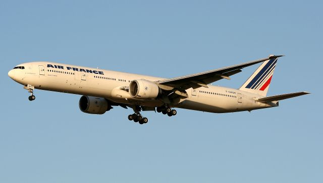 F-GSQH — - Boing 777-328R, de la compagnie Air France, en approche courte de la piste 08R/26L de l aéroport de Roissy Charles De Gaulle (CDG-LFPG), en provenance de Tokyo Narita (NRT-RJAA).