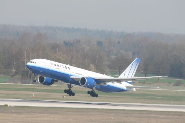 Boeing 777-200 (N778UA) - United 903 departing Munich 26R Aril 7th 2009