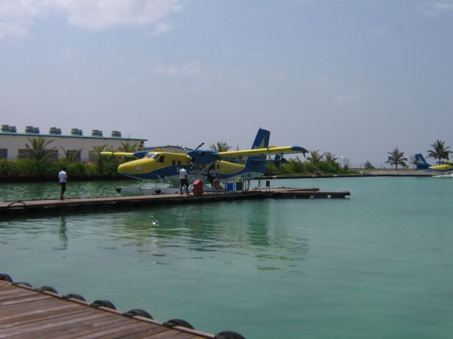 De Havilland Canada Twin Otter (8Q-JMR) - an der Tankstelle -