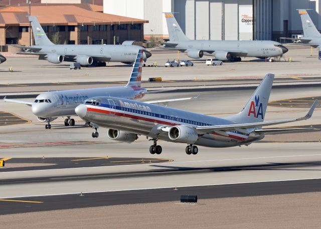 Boeing 737-800 (N935AN)