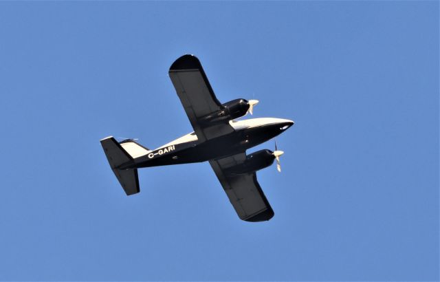 Piper Aztec (C-GARI) - C-GARI Piper Aztec PA-23-250 Cargair Ltee survolant la ville Lavaltrie QC. Le 04-11-2022 à 16:52.