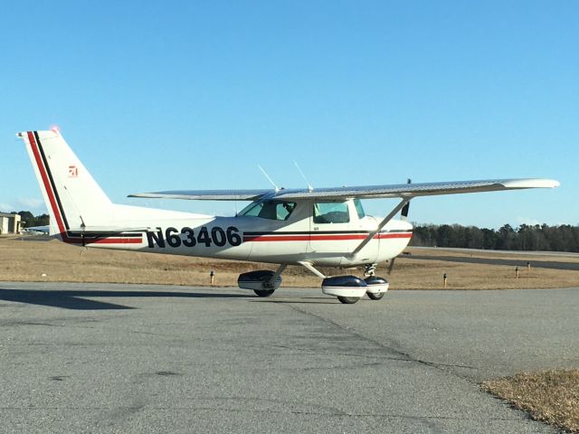 Cessna Commuter (N63406) - About to get bounced around in the pattern on a strong crosswind gusty day