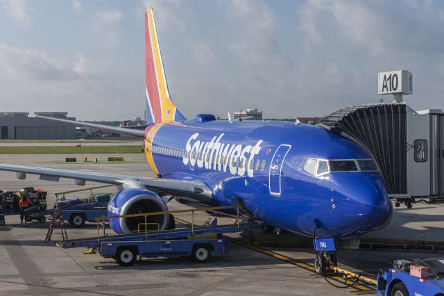 Boeing 737-700 (N7843A) - 07/11/23 Loading up @ A10