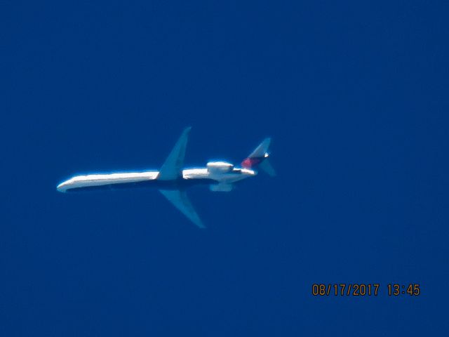 McDonnell Douglas MD-90 (N941DN)