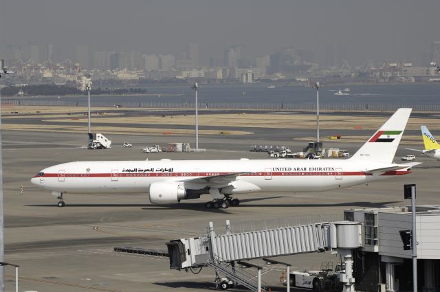 BOEING 777-300 (A6-SIL) - Taxi to VIP Spot at Tokyo-Haneda Intl Airport on 2014/02/25