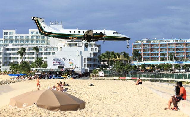 VP-LVI — - Turtle dove Beachcraft VP-LVI over the beach for landing!