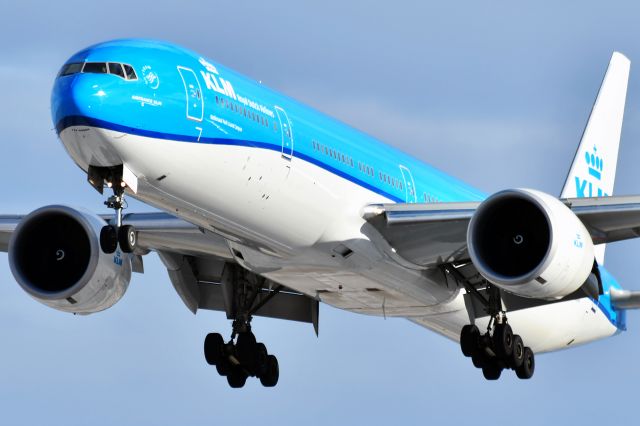 BOEING 777-300ER (PH-BVU) - KLM Boeing 777-306(ER) arriving at YYC on Jan 2.