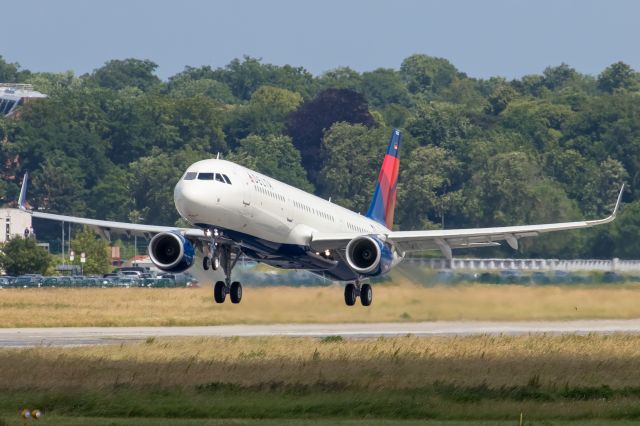 Airbus A321 (D-AYAZ)