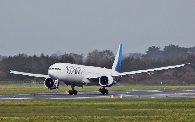 BOEING 777-300 (9K-AOM) - kuwait b777-369er 9k-aom landing at shannon 21/10/17.