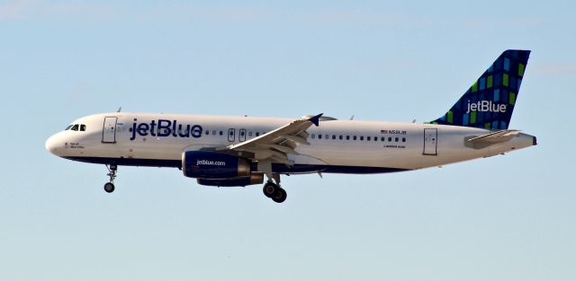 Airbus A320 (N591JB) - JetBlue A320 on final for runway 22L at Newark.