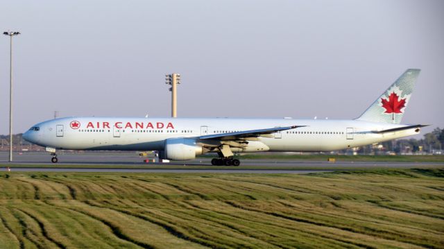 BOEING 777-300ER (C-FIUW)