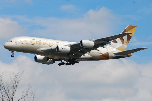 Airbus A380-800 (A6-APD) - Landing at EGLL 27R