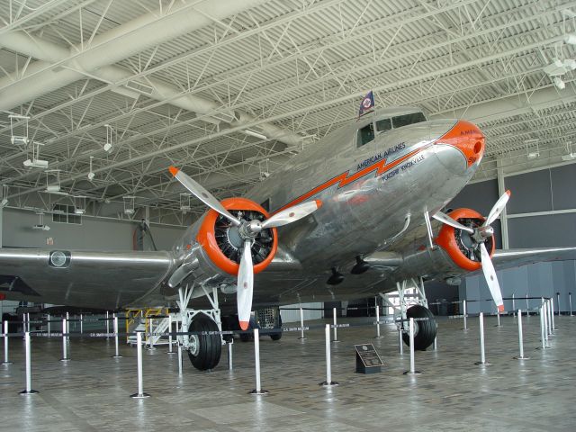 Douglas DC-3 —